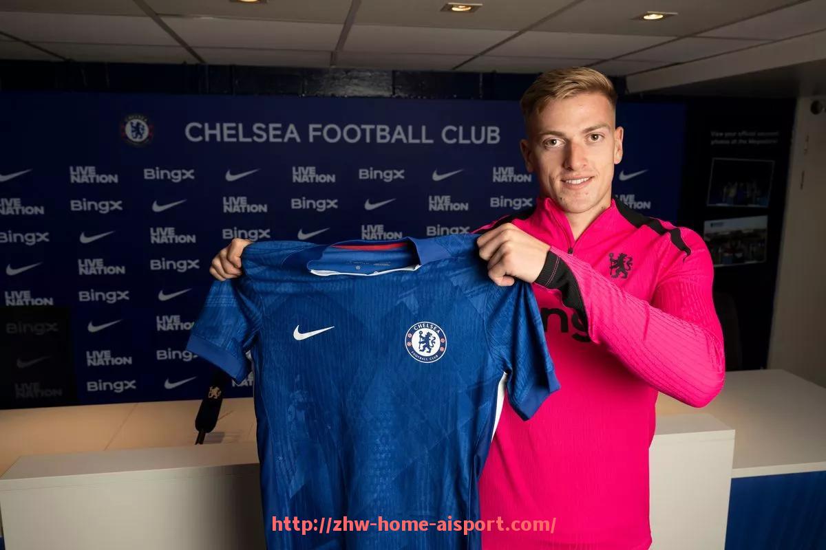 爱体育-本轮英超比赛球员衣袖标识变化与纪念意义解析